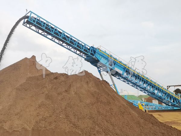 青岛港铁矿石堆高机安装完工