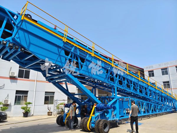 移动皮带堆高机