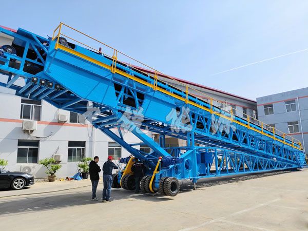 移动轮胎式装船机